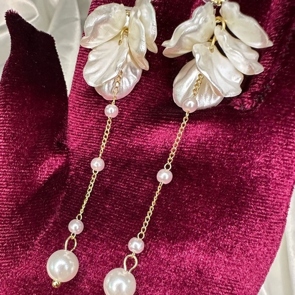 Angel Gold and White Floral Earrings with Pearl Accents - Picture 4 of 12